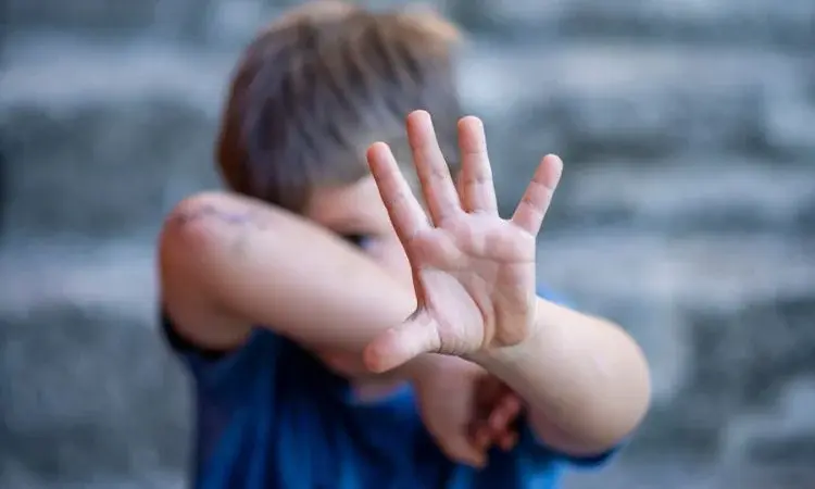 Indignación por un video en el que una mujer golpea a su hijo pequeño